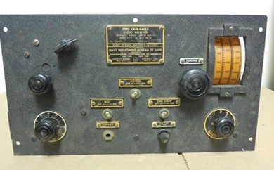Pre WW2 rack-mount radio receiver with 5 knobs and a drum dial