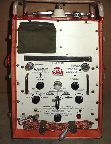 Radio with 6 knobs and 3 indicator lights. Frequencies shown are: 500 KHz and 8364 KhZ 