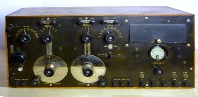 1920s wood-cabinet radio receiver with 5 knobs, 2 dial-plate knobs and a meter