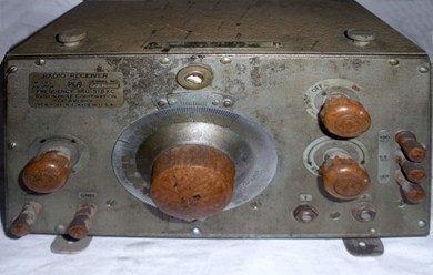 Pre WW2 radio receiver in poor condition with 3 knobs and a tuning-dial knob