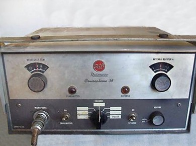 Transceiver with 4 knobs, 2 small dial windows and a microphone connector