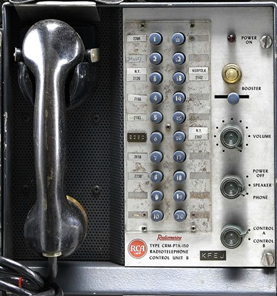 Handset on the left; control panel on the right with 20 push buttons and 3 knobs. 