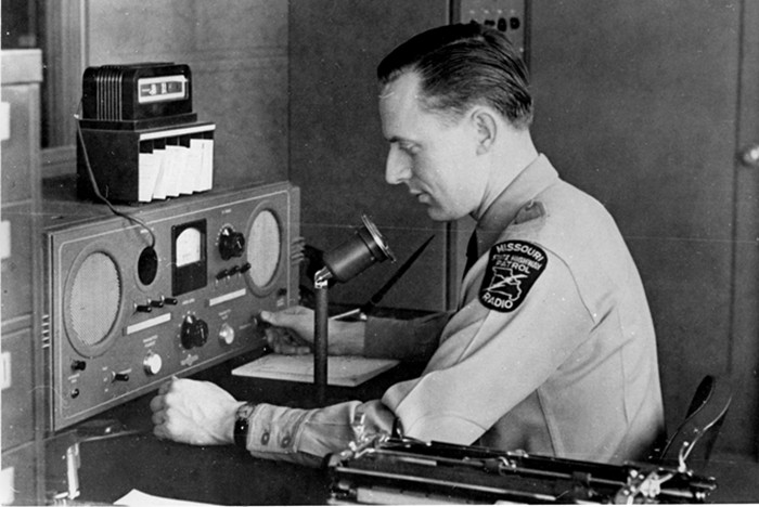 Radio germany. Чарльз Геррольд радиостанция. Радиостанция 1940. Радиовещание в Германии. Радиостанция 1930.